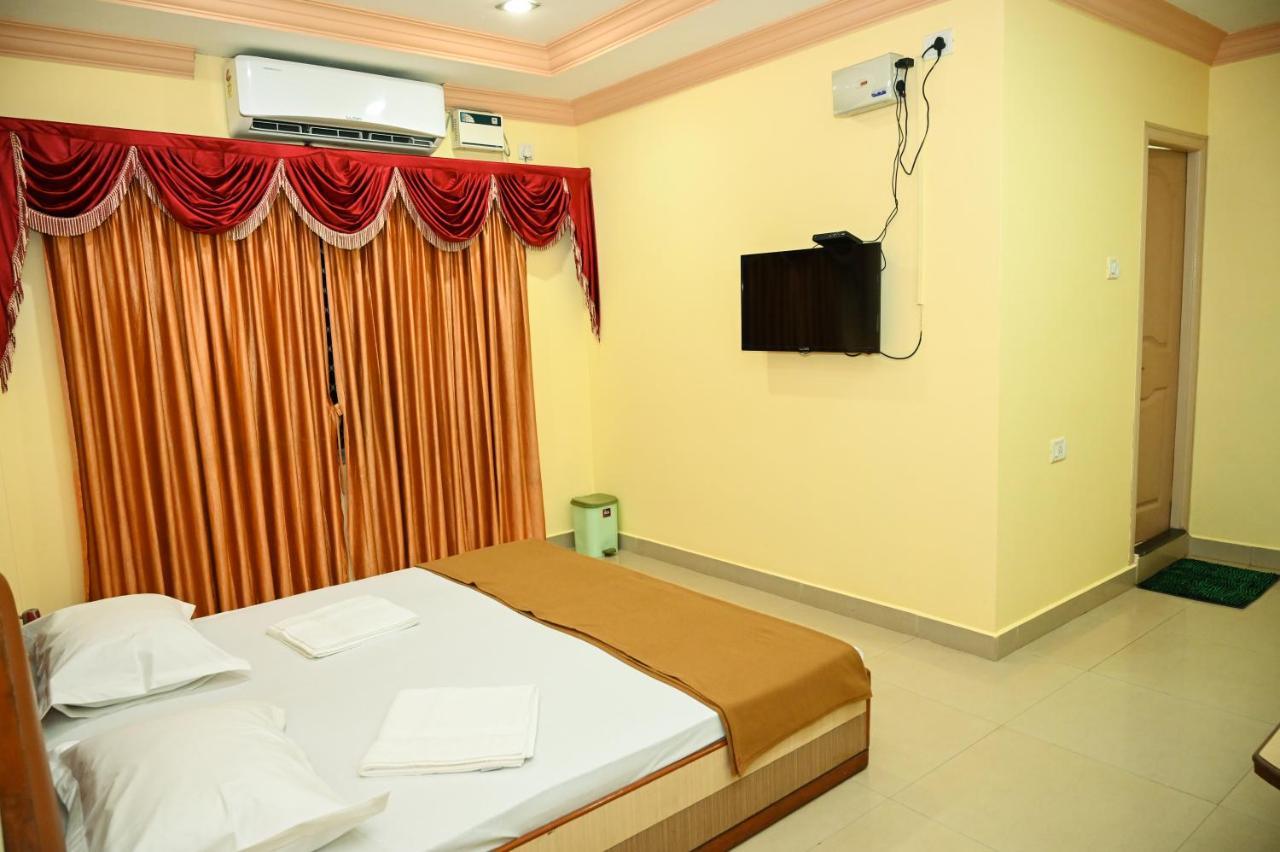 S S Residency Hotel Padubidri Exterior foto