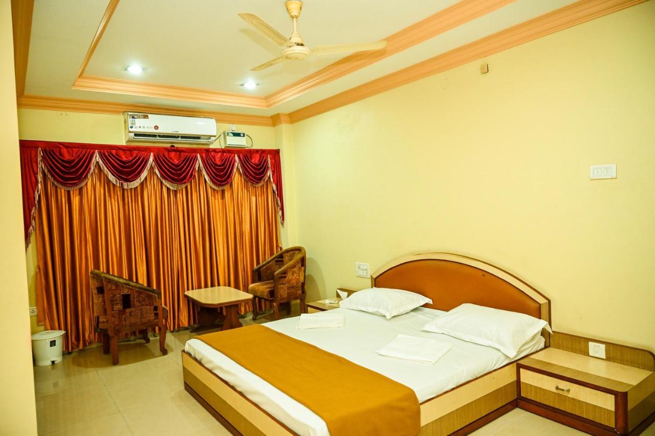 S S Residency Hotel Padubidri Exterior foto