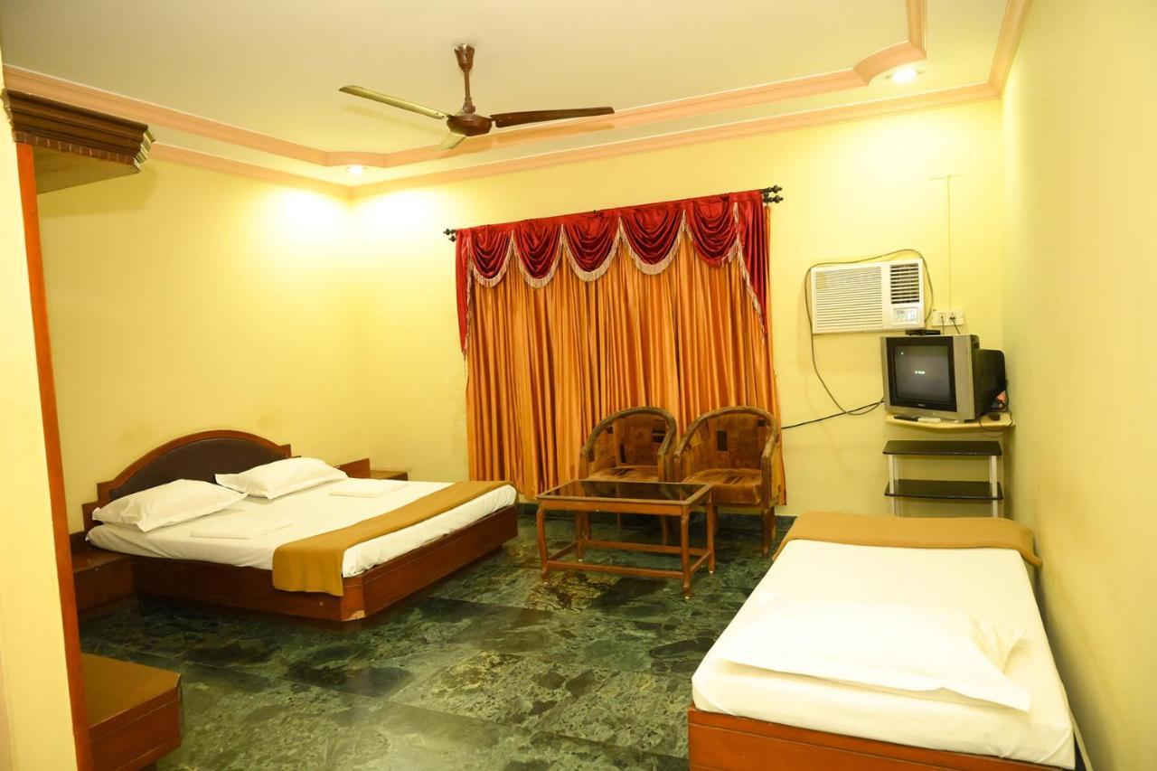 S S Residency Hotel Padubidri Exterior foto